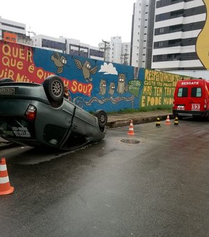 Motorista fica ferido após capotar veículo na Ponta da Terra, em Maceió