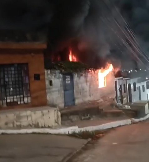 Vela acesa provoca incêndio e destruição de casa no bairro Bebedouro, em Maceió
