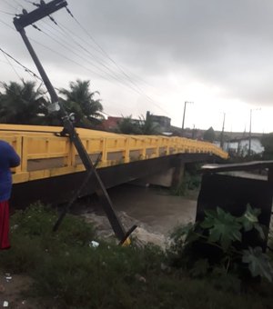 [Vídeo] Poste de alta tensão desaba e fica escorado sobre ponte em São Luís o Quitunde