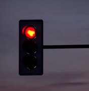 Avanço de semáforo é permitido em Maceió durante a madrugada