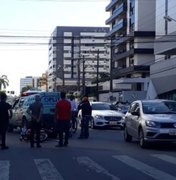 Colisão deixa motociclista ferido no  cruzamento no bairro da Ponta Verde