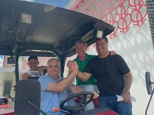Cabo Bebeto e Alfredo Gaspar entregam trator agrícola a comunidade do sertão alagoano