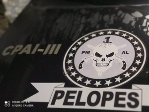 Jovem bate moto no carro da polícia e é detido com arma em Campestre