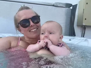 Mãe não sabia que estava grávida até dar à luz sentada no vaso sanitário e ver 'dois pés' saindo