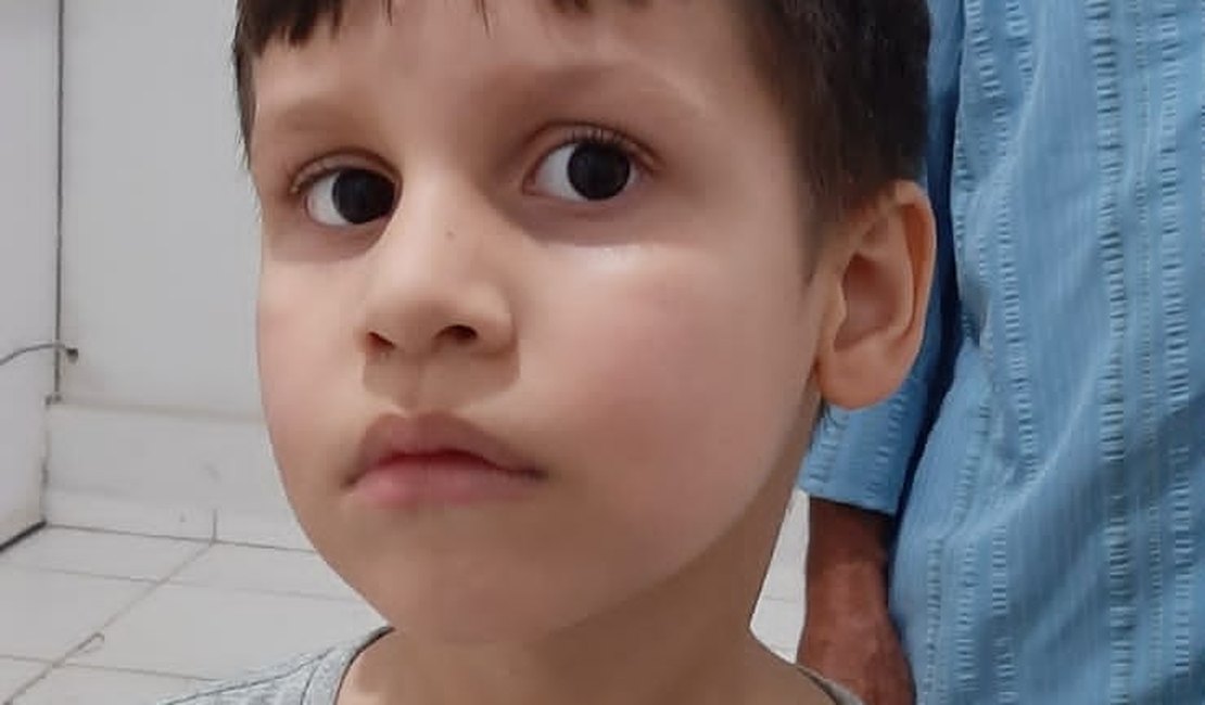 Menino se perde dos pais em Arapiraca e polícia localiza família