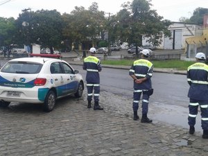 SMTT auxilia fluxo de veículos em diversos pontos da cidade