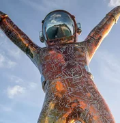 Estátua de astronauta de 7 metros é colocada no Mar do Caribe