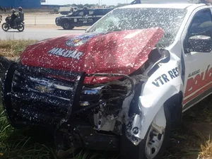 Carro faz retorno proibido e colide com viatura da Polícia Militar em Rio Largo