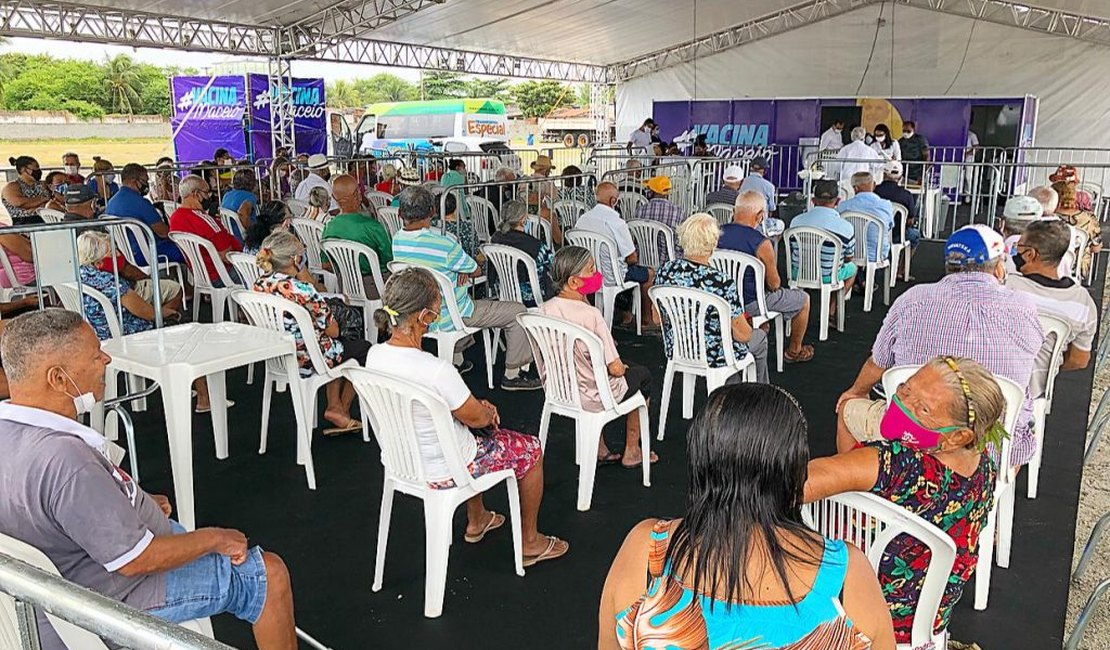 Idosos com 77 anos começam a ser vacinados contra a Covid-19 em Maceió