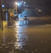 Chuva forte provoca alagamentos e transtornos em Olho d'Água das Flores, no Sertão de Alagoas