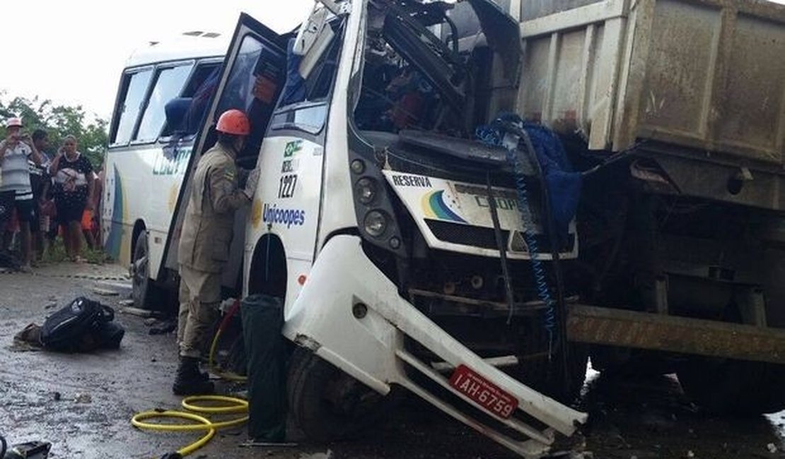 Acidente entre micro-ônibus e caminhão deixa cinco mortos