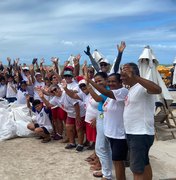 Crianças e idosos fazem mutirão de limpeza na Praia de Barra Grande