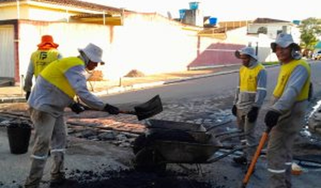 Prefeitura recupera pontos críticos da malha viária no centro de Arapiraca