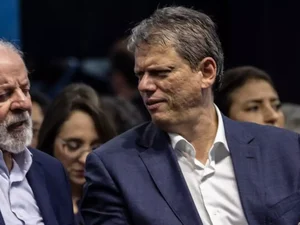 Lula supera Tarcísio, Michelle e Flávio no 1º turno; governador é adversário mais duro