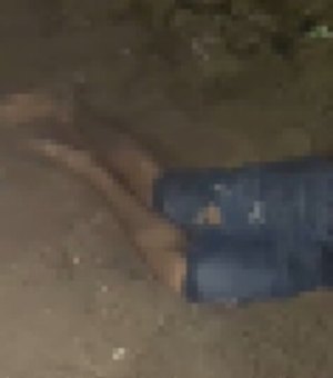 Homem é encontrado morto com tiro e hematomas pelo corpo num terreno baldio, em Rio Largo