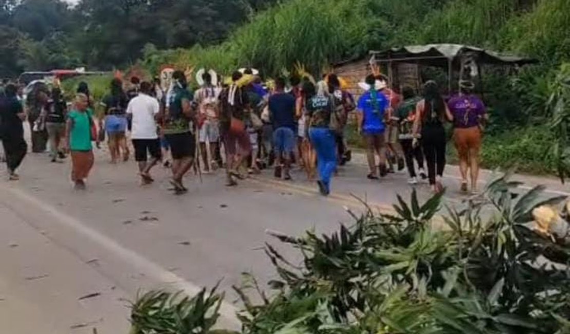 Protesto de indígenas interdita BR-101 no município de Joaquim Gomes