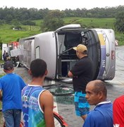 Ônibus que saiu de Maceió com destino à Aracaju capota na BR-101 AL