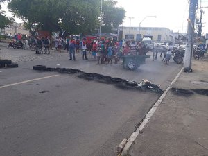 Para chamar atenção da Braskem, moradores bloqueiam rua do Bebedouro