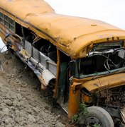 Ônibus cai em abismo e deixa oito mortos no Peru
