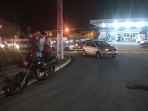 Motociclista colide em carro parado na AL 220, em Arapiraca