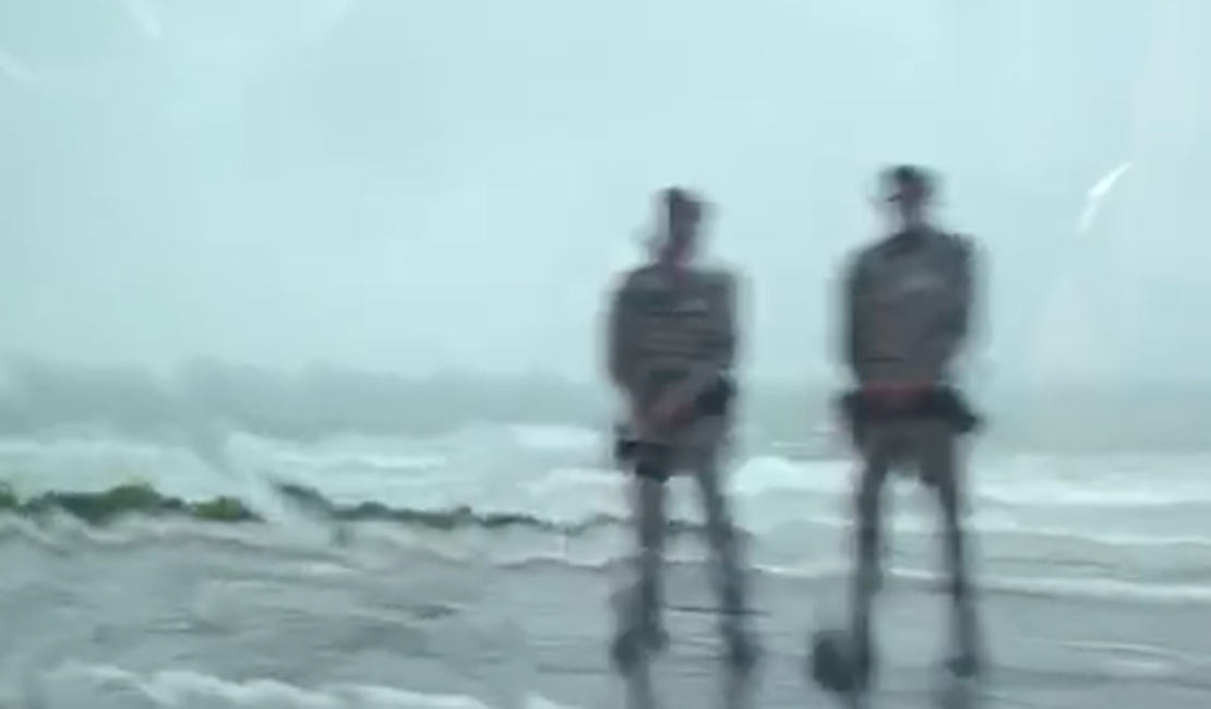 [Vídeo] PMs são expostos a sol e temporal durante fiscalização na orla de Maceió