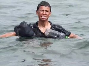 Imigrante que se amarrou a garrafas foi abandonado ao nascer