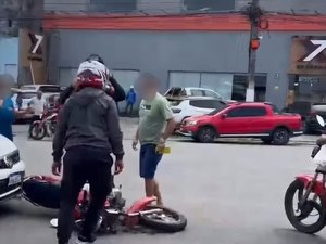 Após colisão entre carro e moto, condutores discutem no meio da rua em Arapiraca