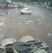 Vídeo: Homem é arremessado por carro e escapa sem ferimentos