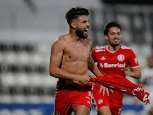 Internacional vence Olimpia pela Copa Libertadores e fica perto das oitavas