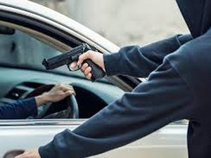 Dupla armada anuncia assalto e rouba veículo, em Arapiraca