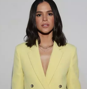 Bruna Marquezine toma sol e exibe corpão em biquíni estampado