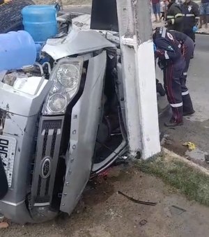 Carro capota no município de Rio Largo; Vítima ficou presa às ferragens