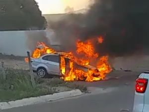 [Vídeo] Carro pega fogo às margens da rodovia AL-220 após apresentar problema mecânico