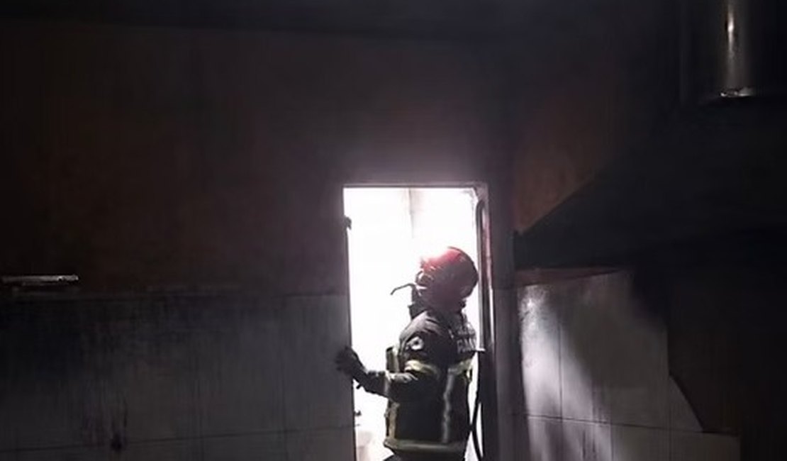 Incêndio causado por fritadeira elétrica atinge cozinha de estabelecimento no Sertão