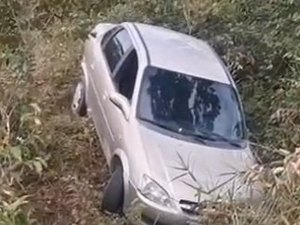 Veículo é encontrado abandonado em área de mata no Benedito Bentes