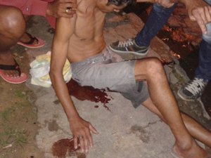 Homem com supeita de embriaguez cai por cima de faca em Arapiraca