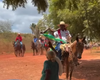 Moradora prepara água para cavalos durante cavalgada e chama atenção
