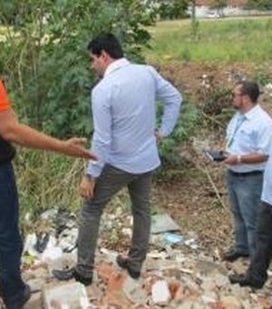 Slum flagra descarte irregular de lixo em hospital do Farol