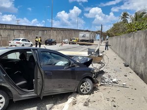 Acidente entre carro e carreta deixa uma pessoa ferida e postes caídos em Maceió