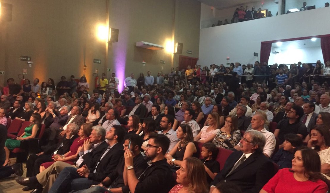 Teatro Thereza Auto Teófilo é inaugurado em noite de homenagens