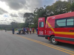 Acidente envolvendo dois carros e uma moto deixa mãe e filho feridos