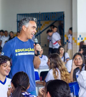 Programa Pé de Meia começa a pagar benefícios a estudantes