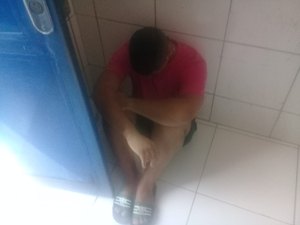 Jovem de 18 anos é detido pela população após cometer assalto