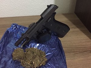Radiopatrulha prende homem e apreende pistola e maconha dentro de residência 
