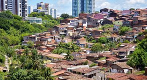 Homem é assassinado com arma branca em área de mata do Vale do Reginaldo, em Maceió