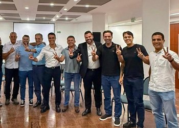 A cinco dias do fim do prazo legal, JHC se reúne com vereadores e mantém suspense