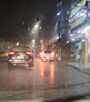 [Vídeo] Chuvas, rajadas de vento e relâmpagos atingem Arapiraca  e alguns bairros ficam sem energia elétrica