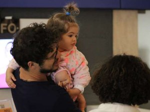 Filha de José Loreto, Bella usa penteado fofo em passeio com o ator.