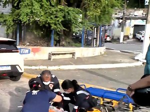 Colisão entre carro e moto deixa jovem ferido na ‘Bomba da Marieta’ em Maceió