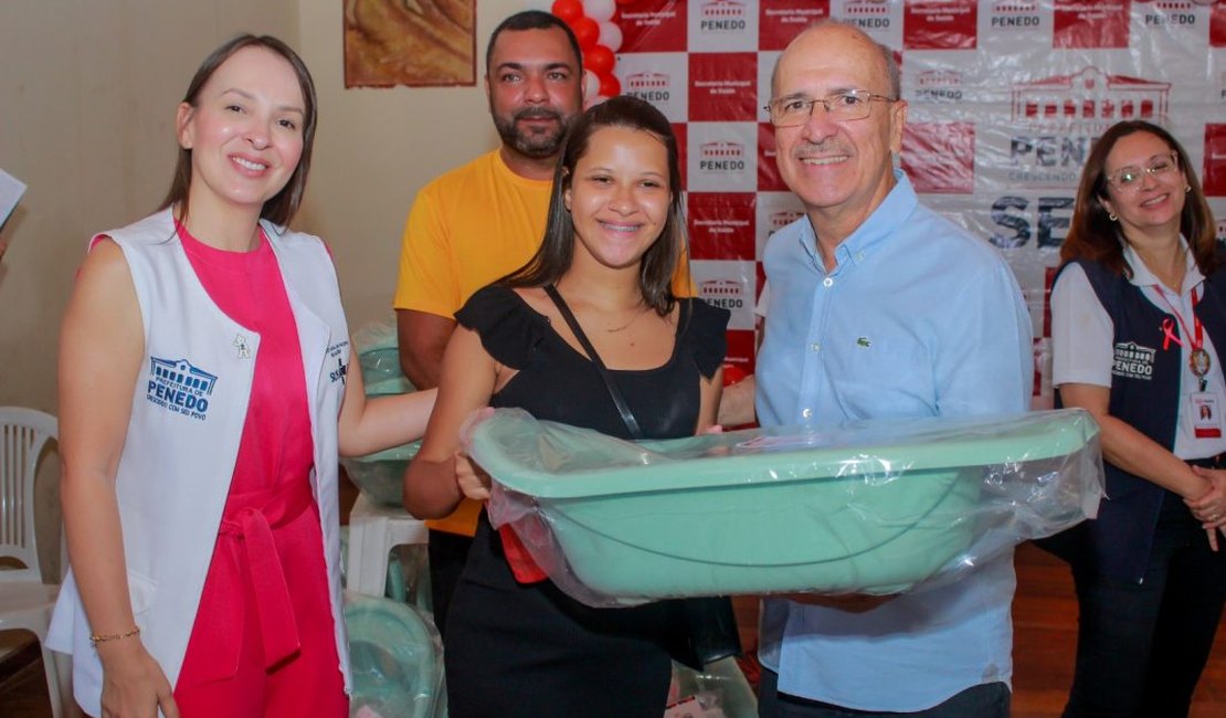 Programa Cegonha Penedense entrega 80 kits de enxoval de bebê para gestantes de baixa renda